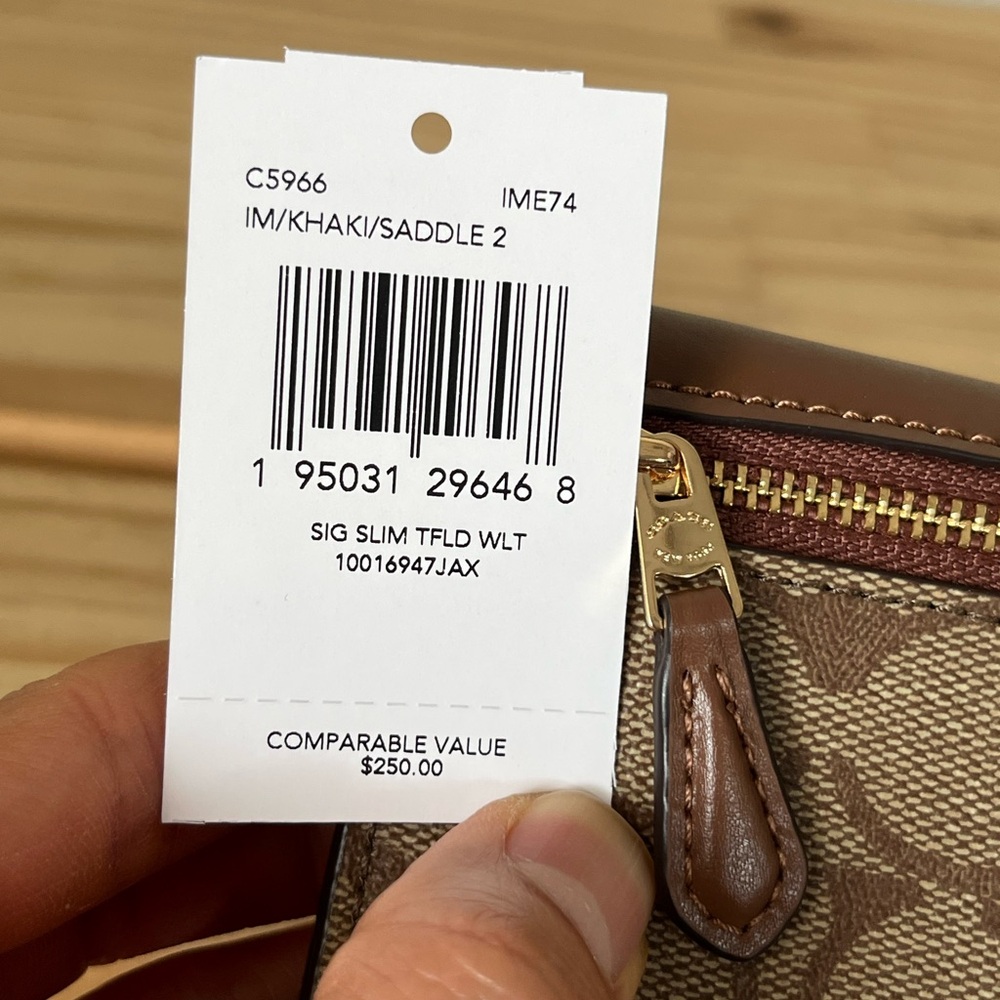 Coach Signature Slim Trifold Wallet🎈🎈 - Picture 5 of 10